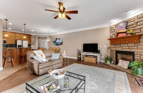 Andersonville Condo | Scenic Dog-Friendly Condo with Pool & Lake Access Awaiting You