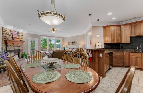 Andersonville Condo | Scenic Dog-Friendly Condo with Pool & Lake Access Awaiting You