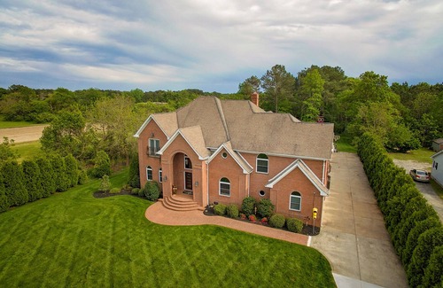 Berlin House | Inviting Estate with Pool, Basketball Court & Ocean View