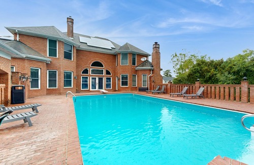 Berlin House | Inviting Estate with Pool, Basketball Court & Ocean View