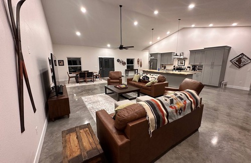 Florence House | Expansive mountain panoramas with 3 Bed/3 Bath and Great Room for Entertaining