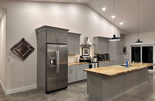 Florence House | Expansive mountain panoramas with 3 Bed/3 Bath and Great Room for Entertaining