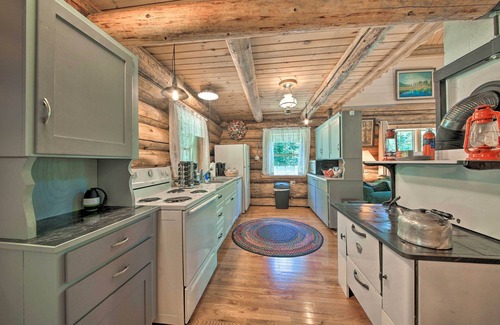 Bonners Ferry Cabin | Pet-Friendly Moyie Riverfront Cabin with Spa and Breakfast