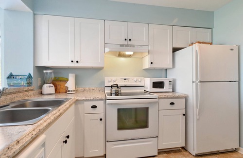 Saint Helena Island Condo | Ocean View Retreat: Pet-Friendly Master with King Bed