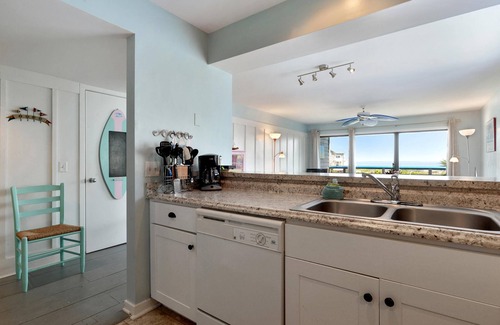 Saint Helena Island Condo | Ocean View Retreat: Pet-Friendly Master with King Bed