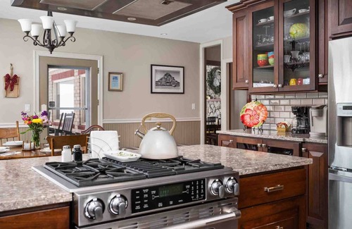 The Dalles House | Panoramic Columbia Gorge Views with Deck, Games & Pool