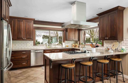 The Dalles House | Panoramic Columbia Gorge Views with Deck, Games & Pool