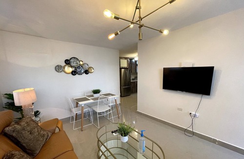 Bucana House | Relaxing Retreat with Private Jacuzzi & Tropical Patio