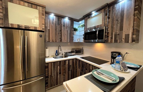 Vayas House | Relaxing Retreat with Private Jacuzzi and Tropical Patio