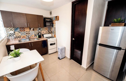 Vayas House | Relaxing Retreat with Private Jacuzzi and Tropical Patio
