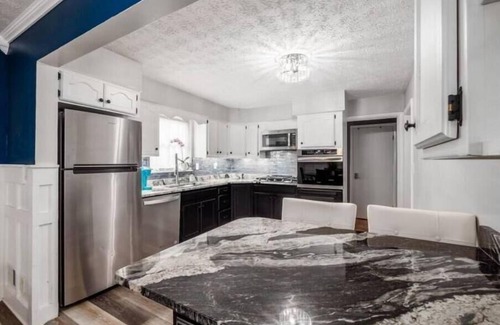 Columbus House | Private Oasis Retreat: 6 Bedrooms Near Downtown Fun