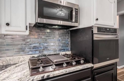 Columbus House | Private Oasis Retreat: 6 Bedrooms Near Downtown Fun