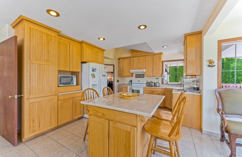 East Wenatchee House | Elegant Spanish-Style Retreat with Two Decks and Fast WiFi