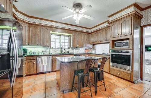 Texarkana House | Spacious Texarkana Home with Yard & Spa Near Golf