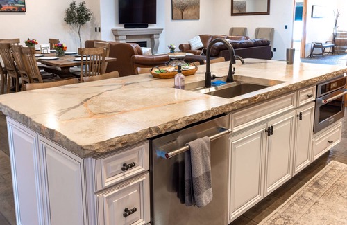 East Wenatchee Villa | Expansive Tuscan Retreat with room to spread out, hang out, unwind and get away!