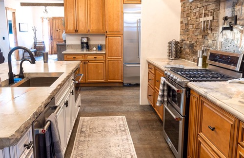 East Wenatchee Villa | Expansive Tuscan Retreat with room to spread out, hang out, unwind and get away!