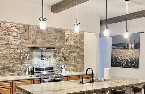 East Wenatchee Villa | Expansive Tuscan Retreat with room to spread out, hang out, unwind and get away!