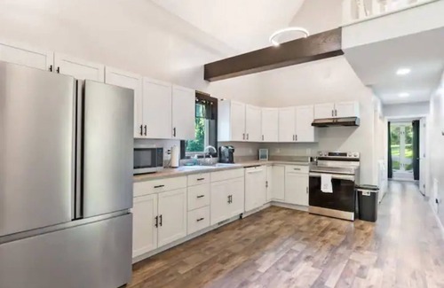 Albany Cabin | Scenic Lake Views and Family-Friendly Amenities Await You
