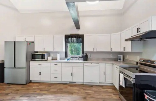 Albany Cabin | Scenic Lake Views and Family-Friendly Amenities Await You