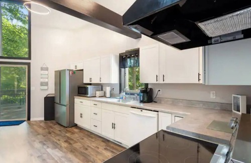 Albany Cabin | Scenic Lake Views and Family-Friendly Amenities Await You
