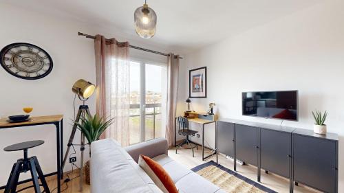 Cote Pavee Apartment | Prime Expat Stay at L’Orient Express with Wifi & Parking