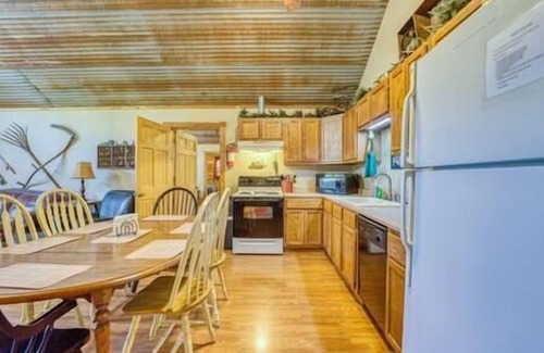 Norfork House | Expedition Suite: River View, Gatherings & Wade-in Access