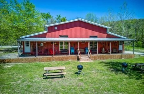 Norfork House | Expedition Suite: River View, Gatherings & Wade-in Access