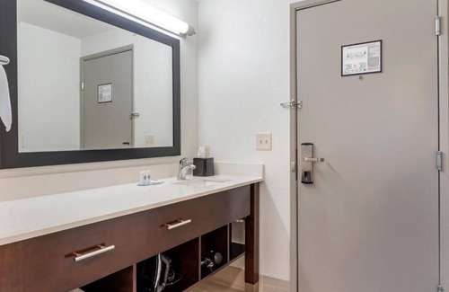 Greenburg House | Discover a Revitalized Experience at Our Comfort Hotel