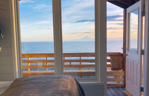 Kenai Cabin | Experience as if it’s yours, a Contemporary luxury Cabin on Alaska’s #1 Beach.