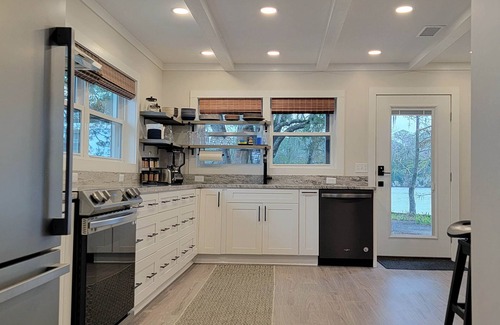 Quincy House | Discover Lake Point: Pet-Friendly Retreat with Top Reviews