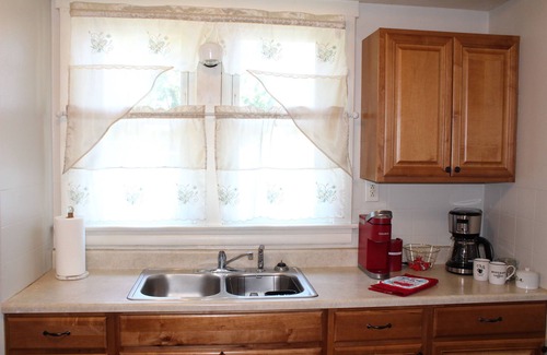 Belleville House | Budget-Friendly 2 BR Home with STL Cardinals Theme & Lake View