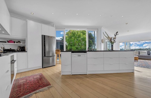 Devonport House | Beautiful 3-Bedroom Oceanfront Home in Auckland