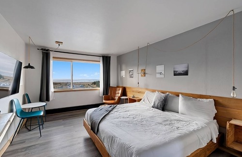 Long Beach Hotel | Discover Coastal Comfort with Pool, Pets Welcome & Free Parking