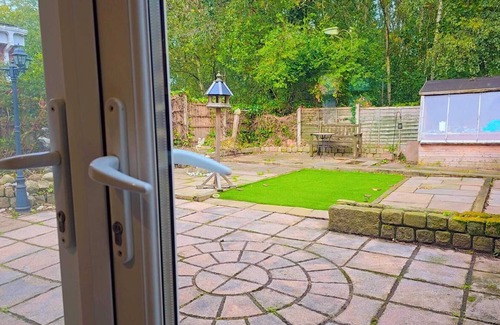Wigan House | Experience Comfort and Style at Our Modern Luxury 3-Bedroom Guesthouse in Wigan"
