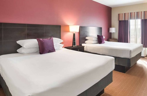 Saint Landry Hotel | Relax and Unwind in Bunkie with Pool & Group Units!