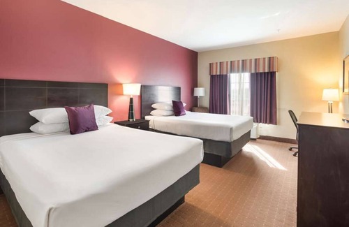 Saint Landry Hotel | Relax and Unwind in Bunkie with Pool & Group Units!
