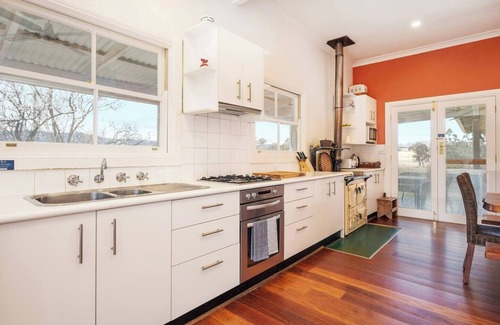 Meroo House | Discover Lone Pine Farmhouse in Picturesque Mudgee