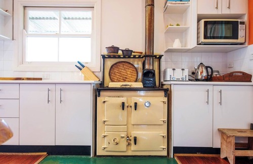 Meroo House | Discover Lone Pine Farmhouse in Picturesque Mudgee