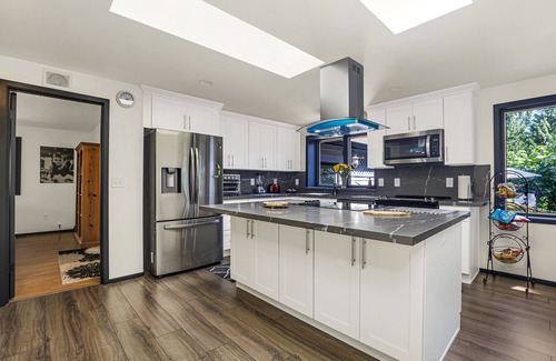 Duvall House | Jones Landing: Family-Friendly Retreat with Lake Views