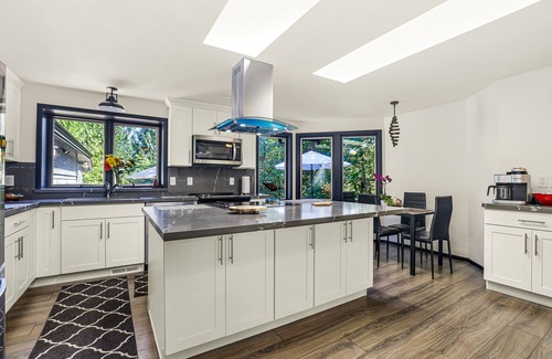Duvall House | Jones Landing: Family-Friendly Retreat with Lake Views