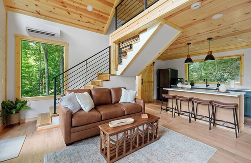 Logan Cabin | Elevated Treehouse Cabin Retreat with Spa & Hot Tub