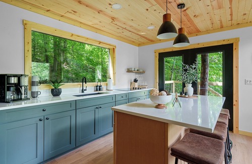 Logan Cabin | Elevated Treehouse Cabin Retreat with Spa & Hot Tub