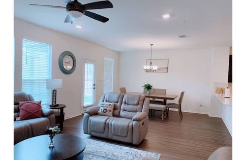 Georgetown House | Guest Rated 10/10: Stylish 3-Bedroom Family Retreat