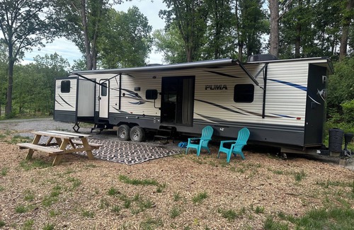 Carterville RV Rental | Discover Stylish Glamping by a Private Lake – Pet Friendly!