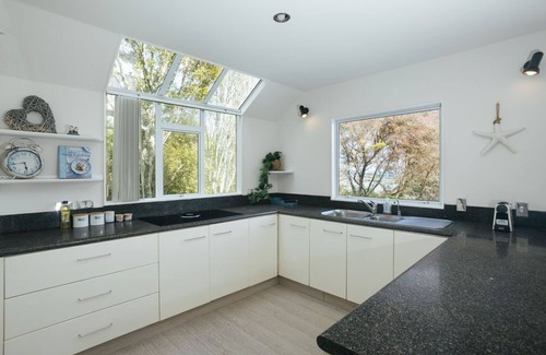 Greenhithe House | Enjoy Greenhithe's Sunset from Your Cozy Home Retreat