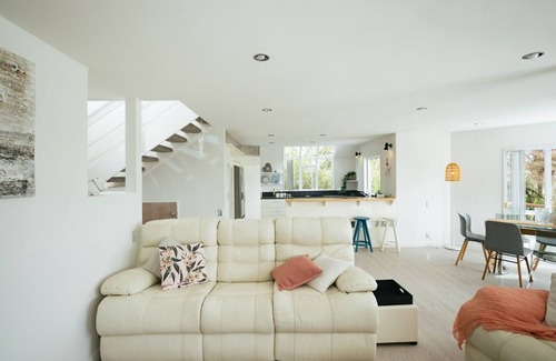 Greenhithe House | Enjoy Greenhithe's Sunset from Your Cozy Home Retreat