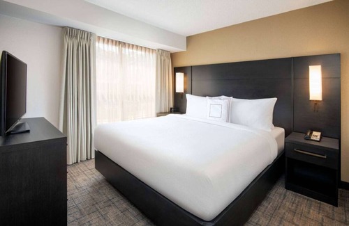 Town Center Hotel | Discover Kennesaw: Cozy 2BR Suites with Breakfast & Pets Welcome