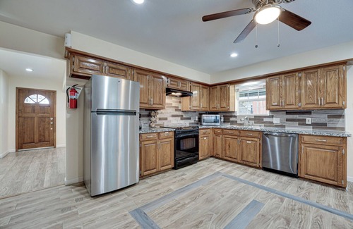 Rowlett House | HomeStay: Your Perfect Retreat with Pool and Lake Views