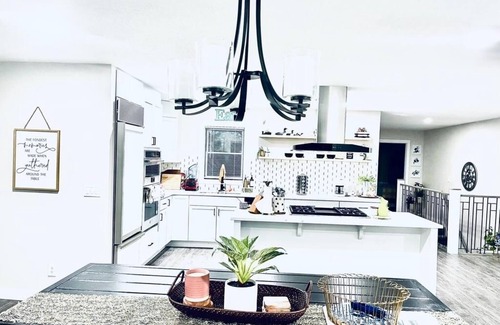 Alexandria House | Unforgettable Family Retreats on Victoria Lake!