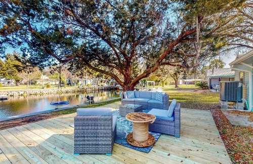 Homosassa House | Idyllic Gulf-Front Retreat with Pool and Ocean Views